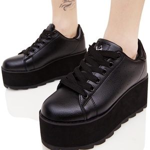 Black platform shoes yru